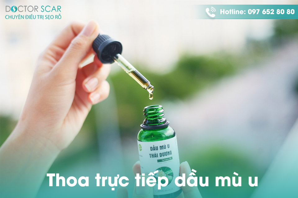 Thoa trực tiếp dầu mù u lên da.